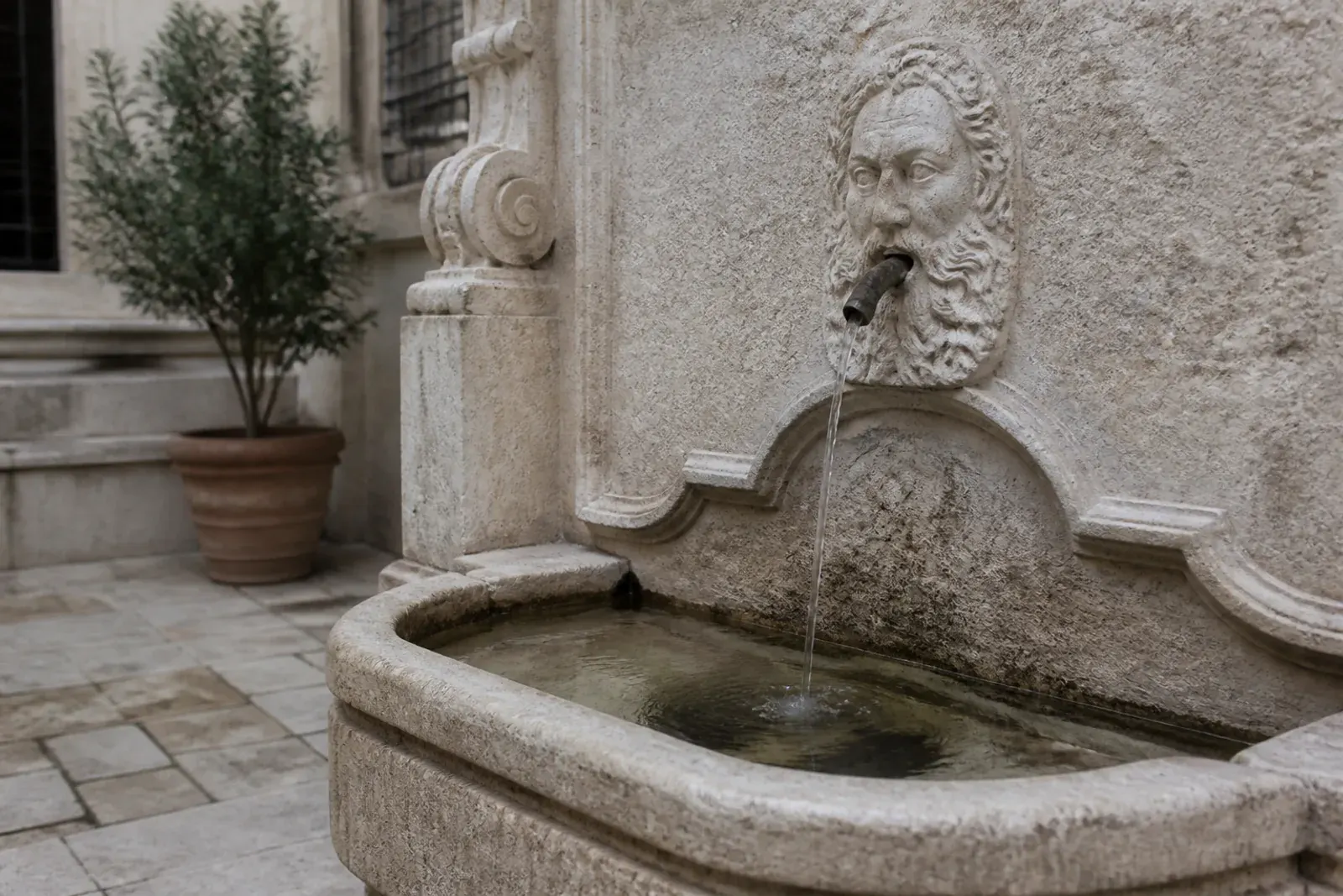 Fontana in pietra restaurata nella galleria home
