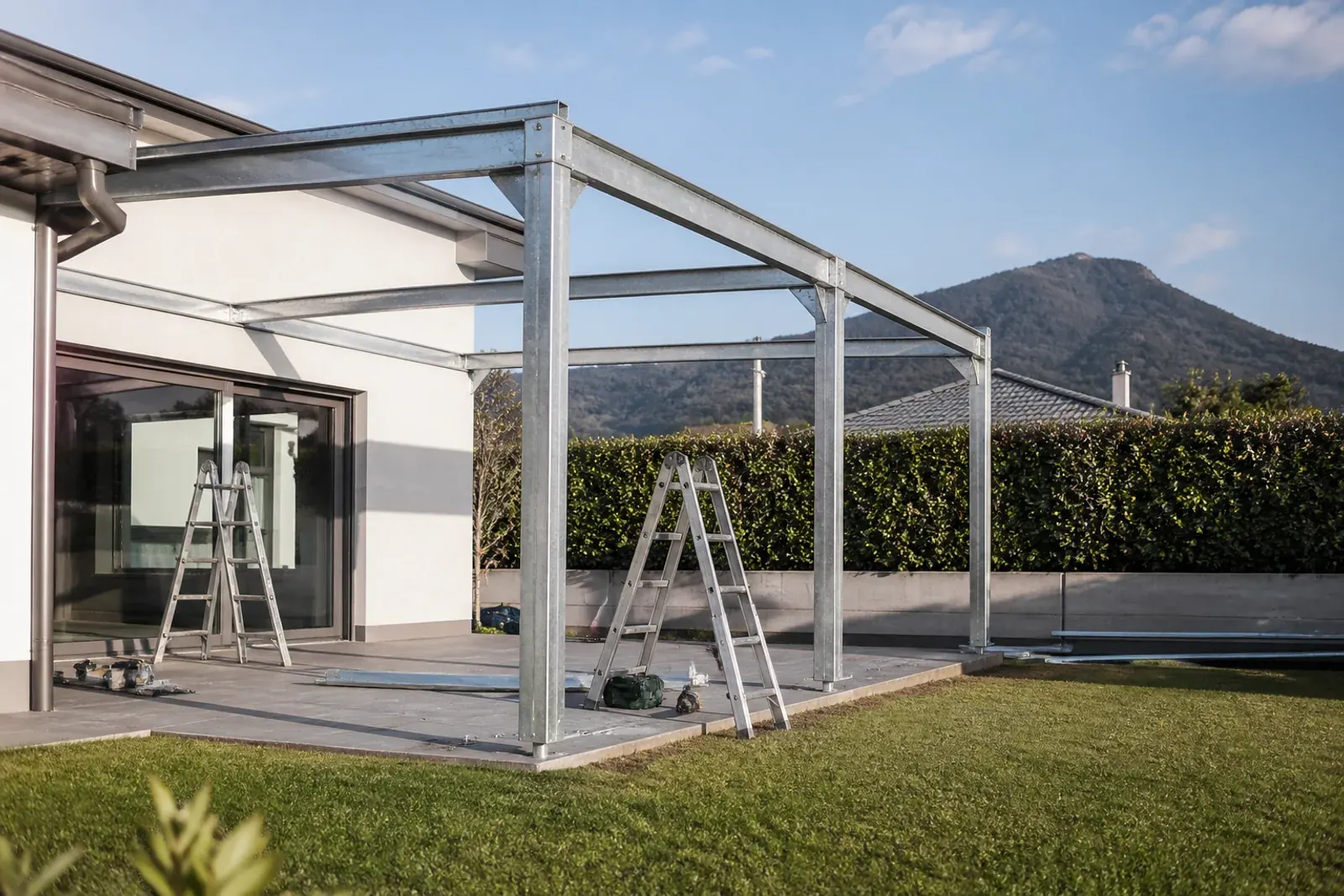 Pergola in acciaio zincato dopo il ciclo di verniciatura