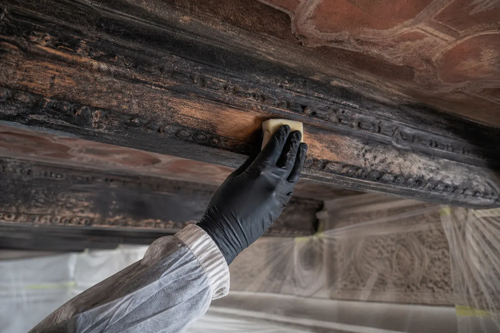 Sabbiatura del legno con ghiaccio secco: cosa toglie, su quali legni funziona e quanto costa