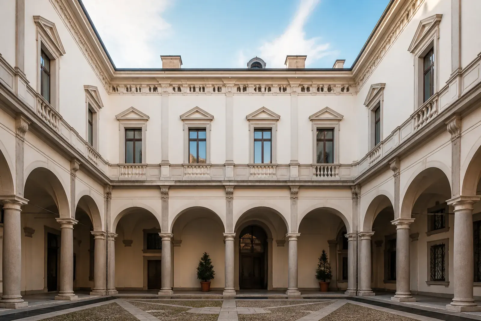 Cortile di un palazzo con facciate e pavimentazione dopo la pulizia