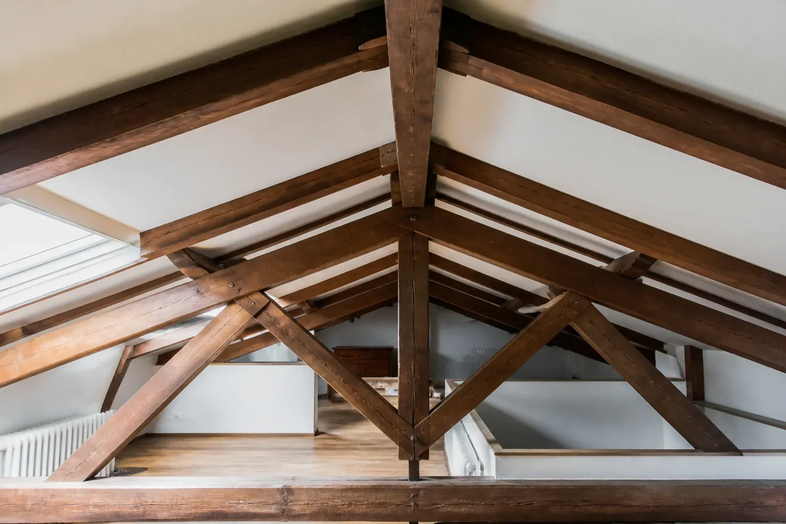 Sottotetto con capriate in legno
