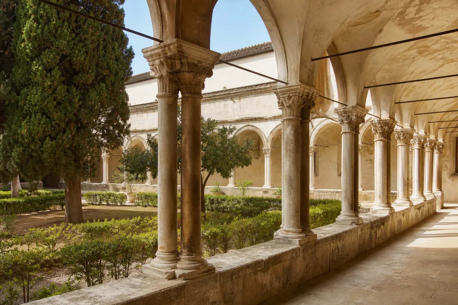 Restauro edifici storici: chiostro di un edificio storico durante il restauro