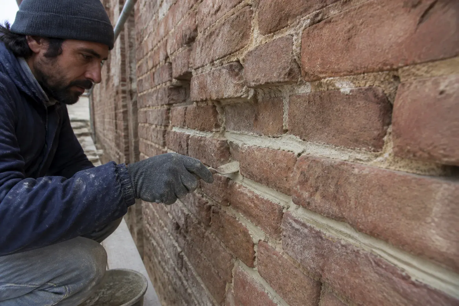Muro con mattoni e malta a calce durante il restauro