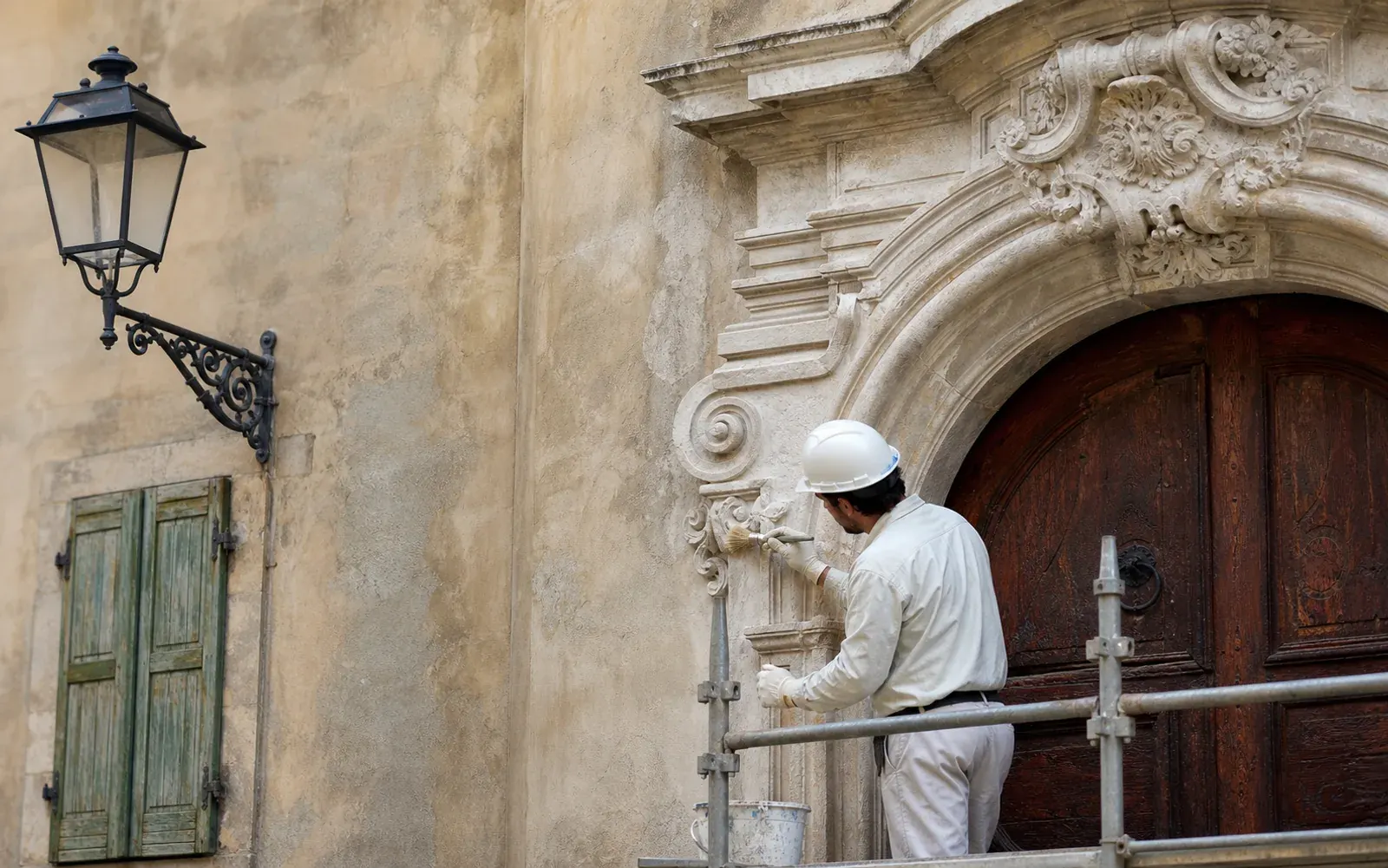 Portale di edificio storico durante il restauro