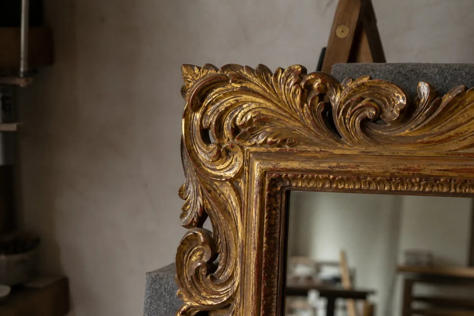Cornice dorata in legno durante il restauro