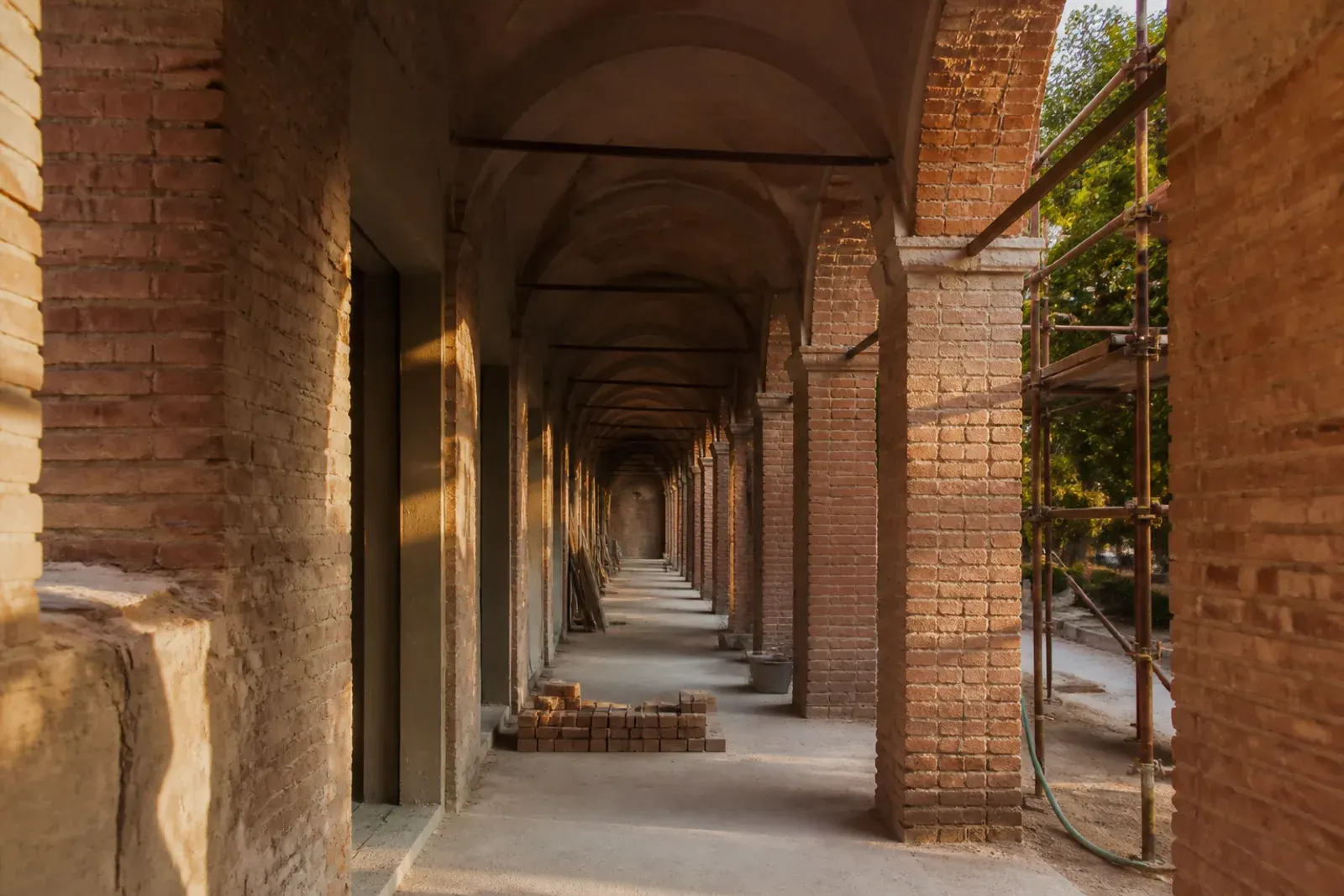 Restauro di mattoni faccia a vista: portico in mattoni dopo la pulizia