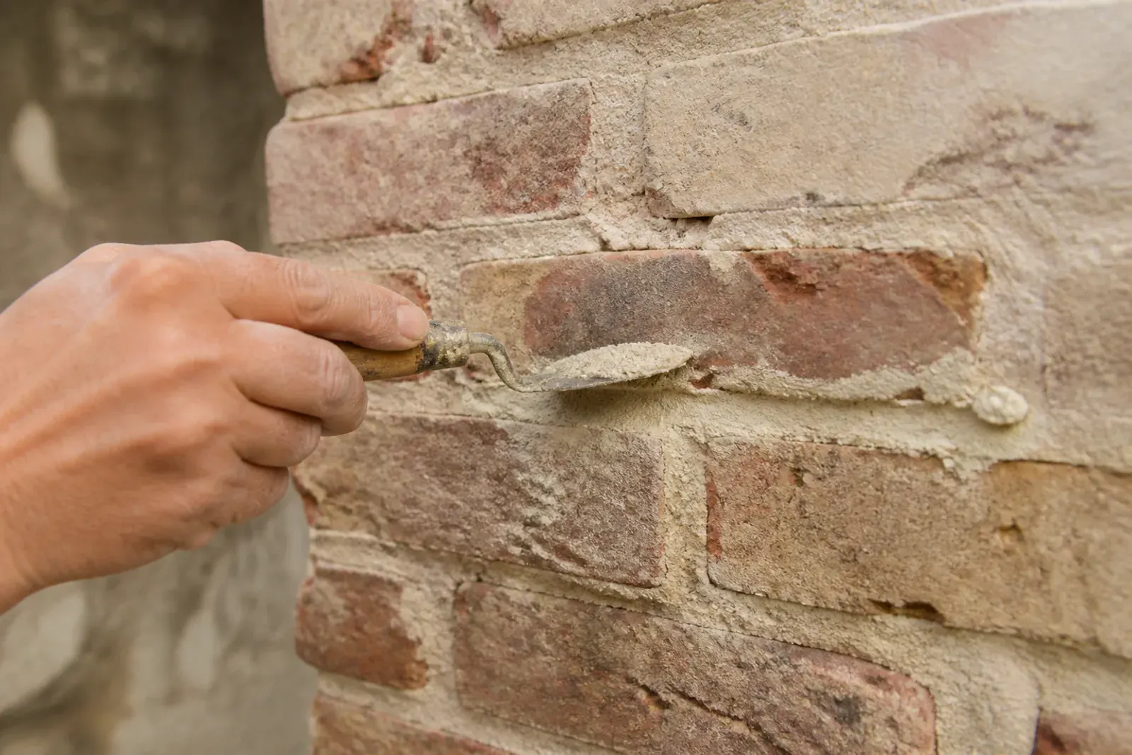 Giunti di malta a calce rifatti su un muro in mattoni