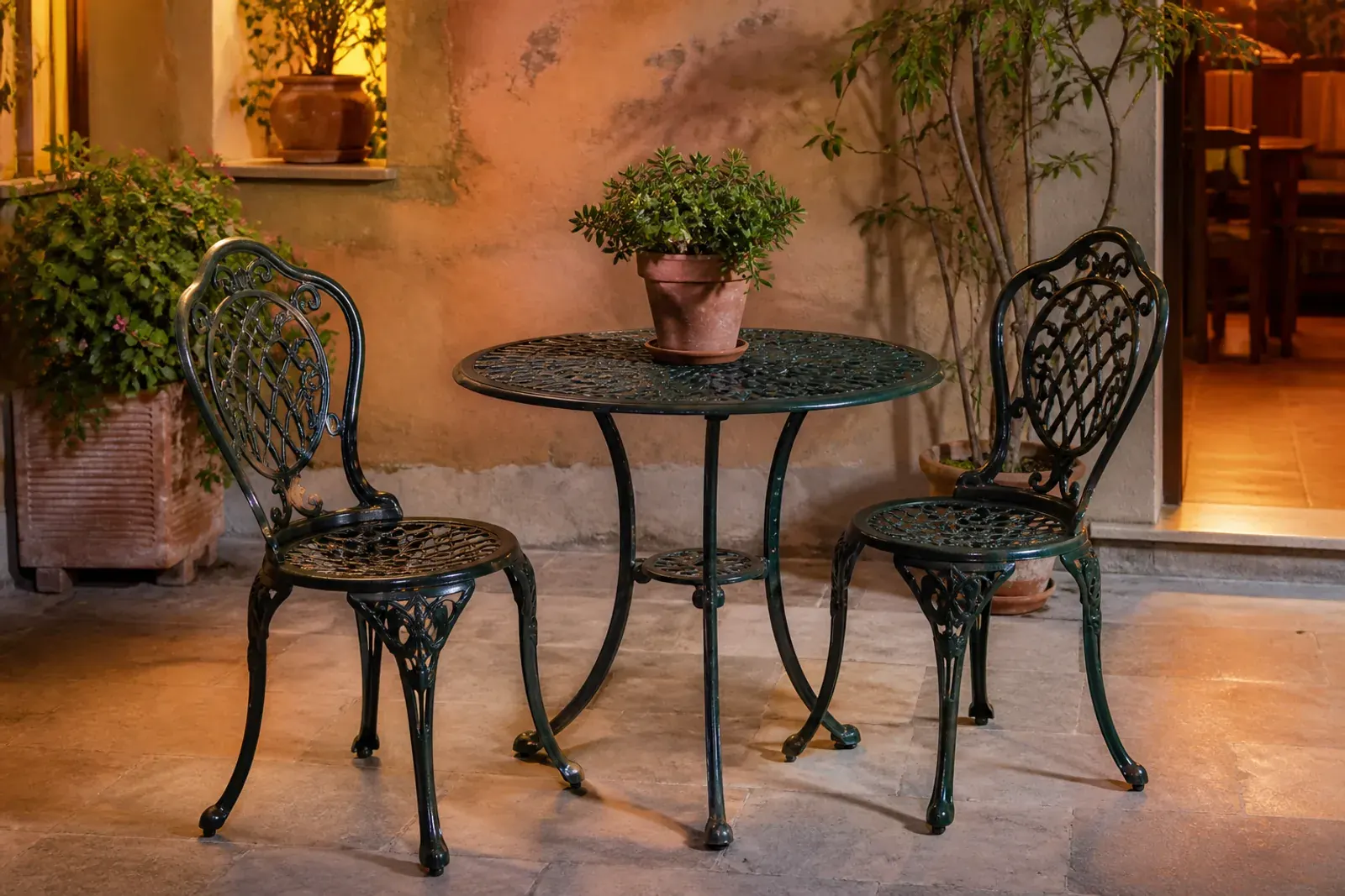 Restauro dei metalli: tavolo da giardino in ferro restaurato
