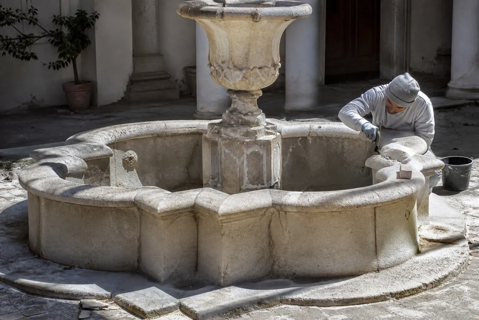 Restauro della pietra: fontana in pietra di un chiostro