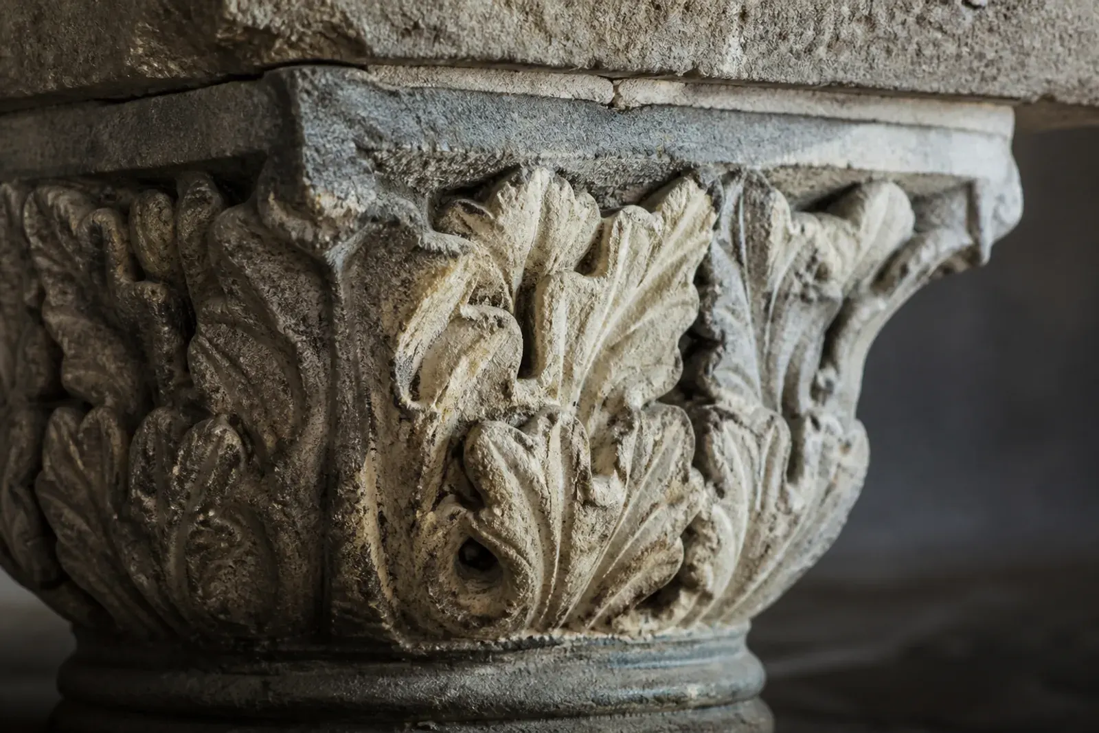 Capitello in pietra tenera durante la pulizia conservativa