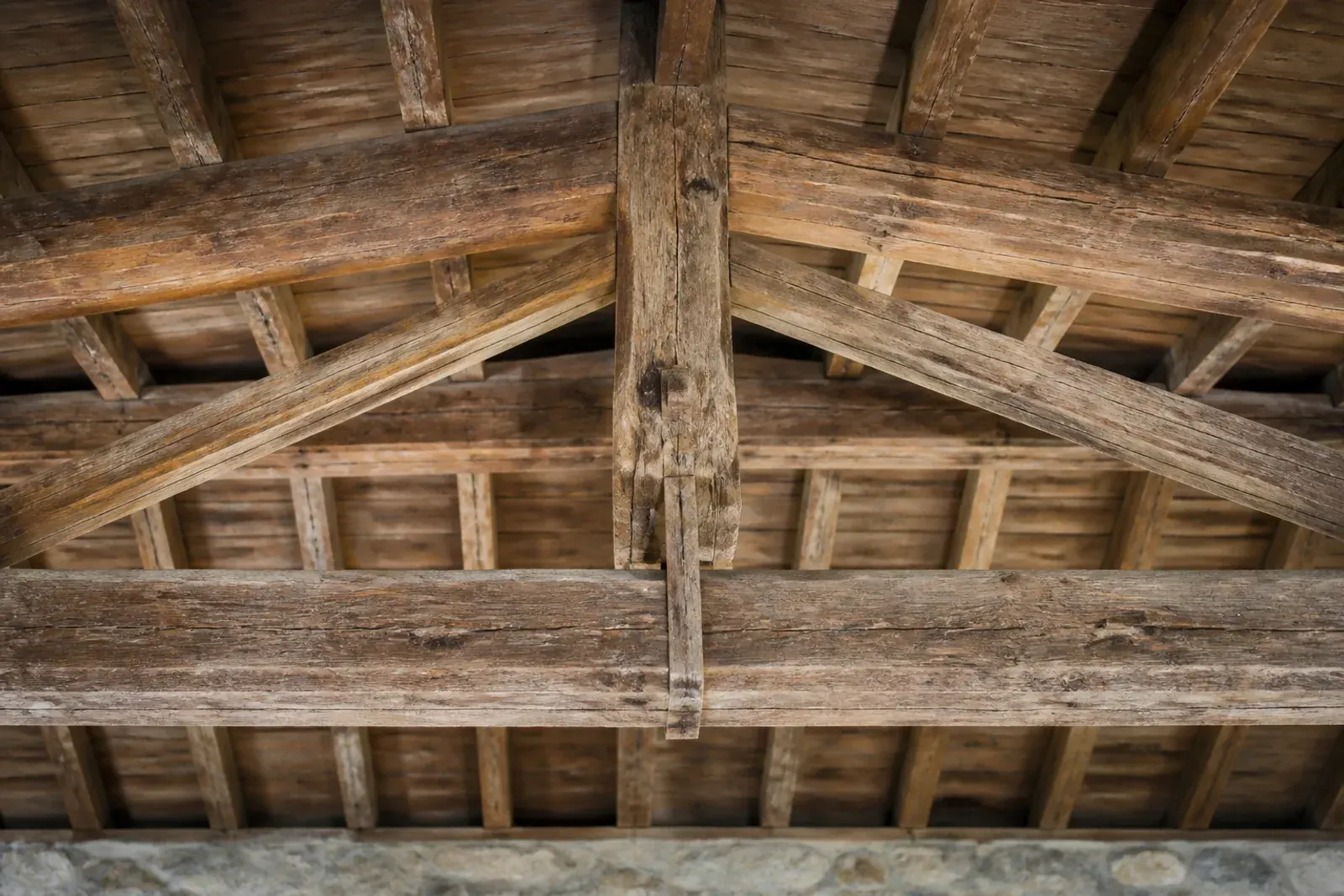 Restauro travi in legno: capriata in legno dopo la pulizia