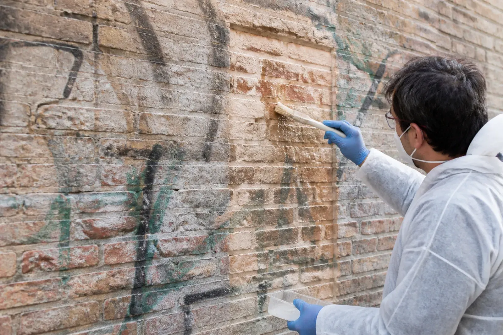 Muro in mattoni dopo la rimozione di un graffito