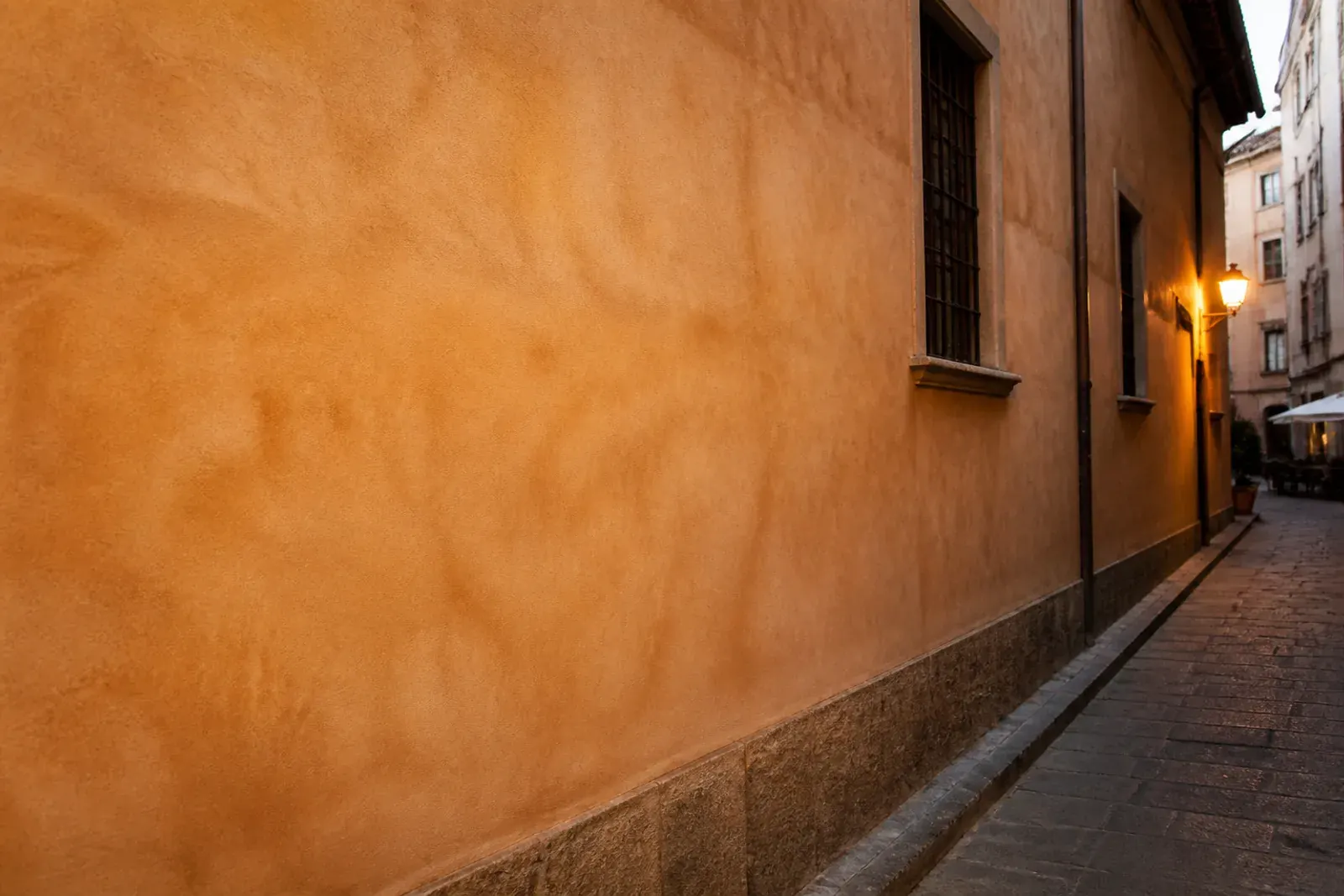 Parete intonacata color ocra dopo la pulizia