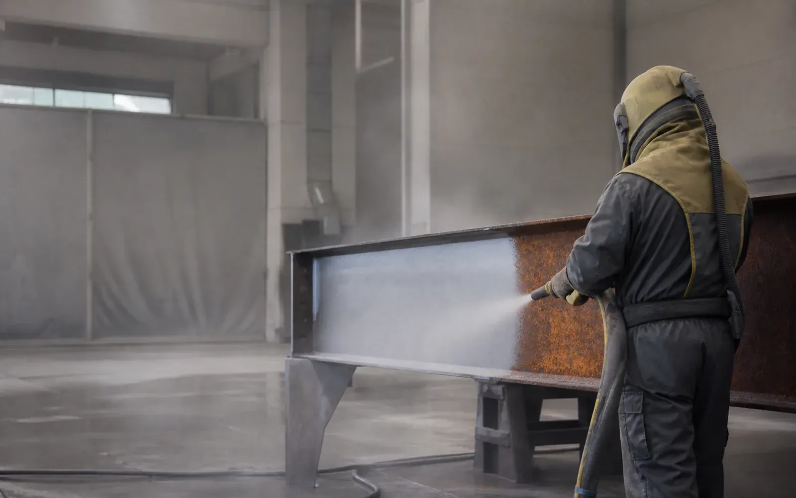 Sabbiatura professionale di un elemento metallico in officina