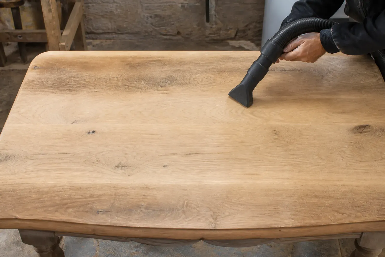 Sabbiatura del legno: tavolo in rovere sabbiato