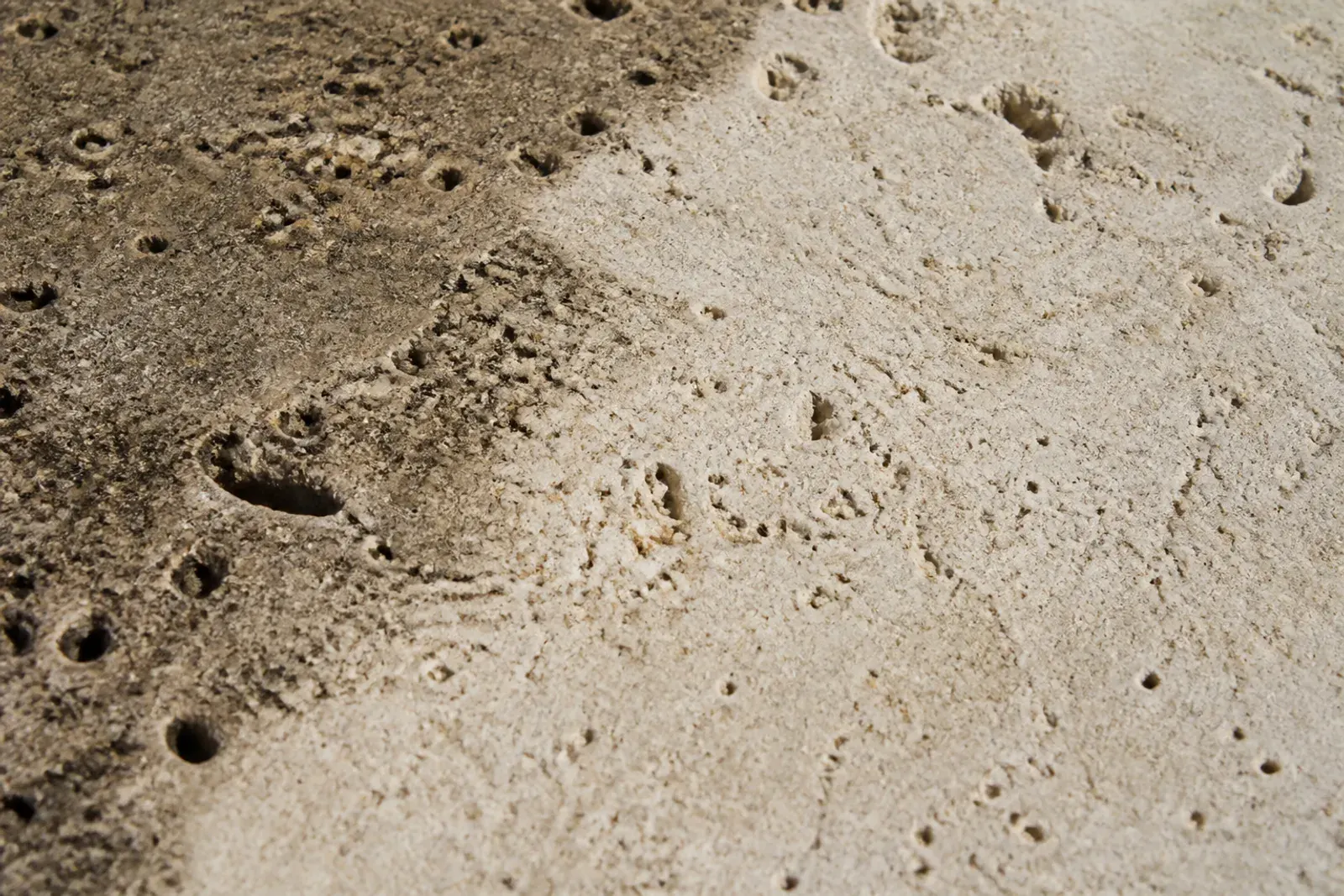 Sabbiatura della pietra: travertino visto da vicino dopo la pulizia