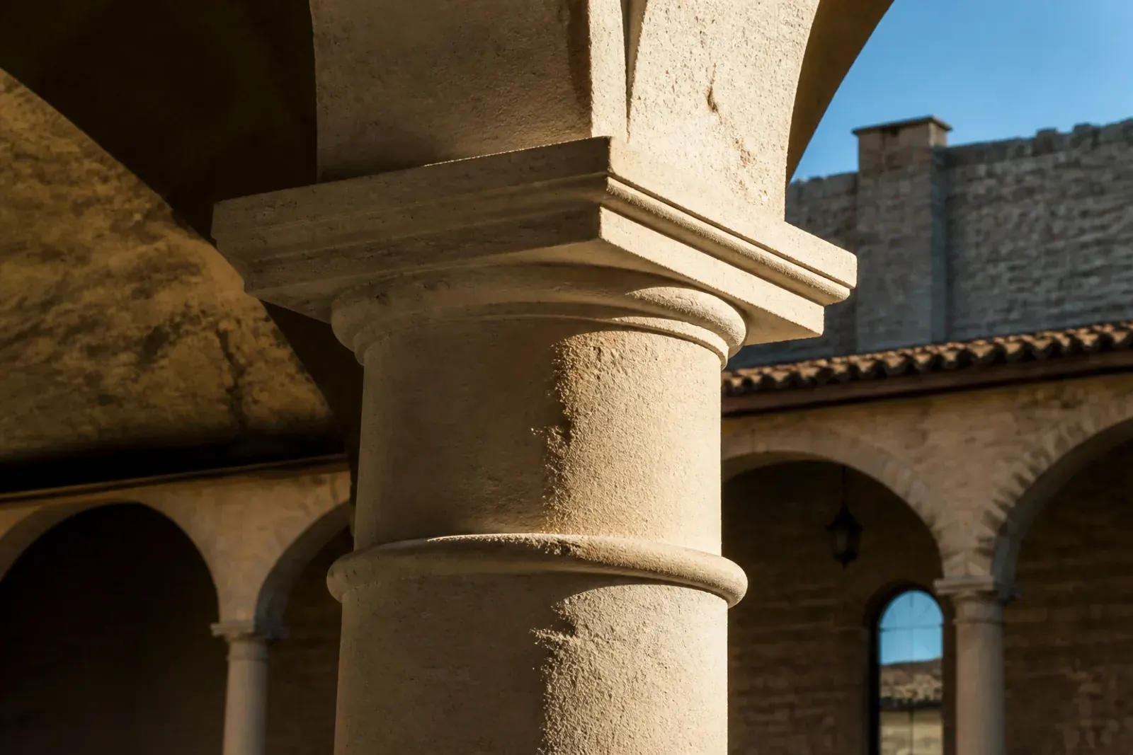 Colonna in pietra durante la pulizia a bassa pressione