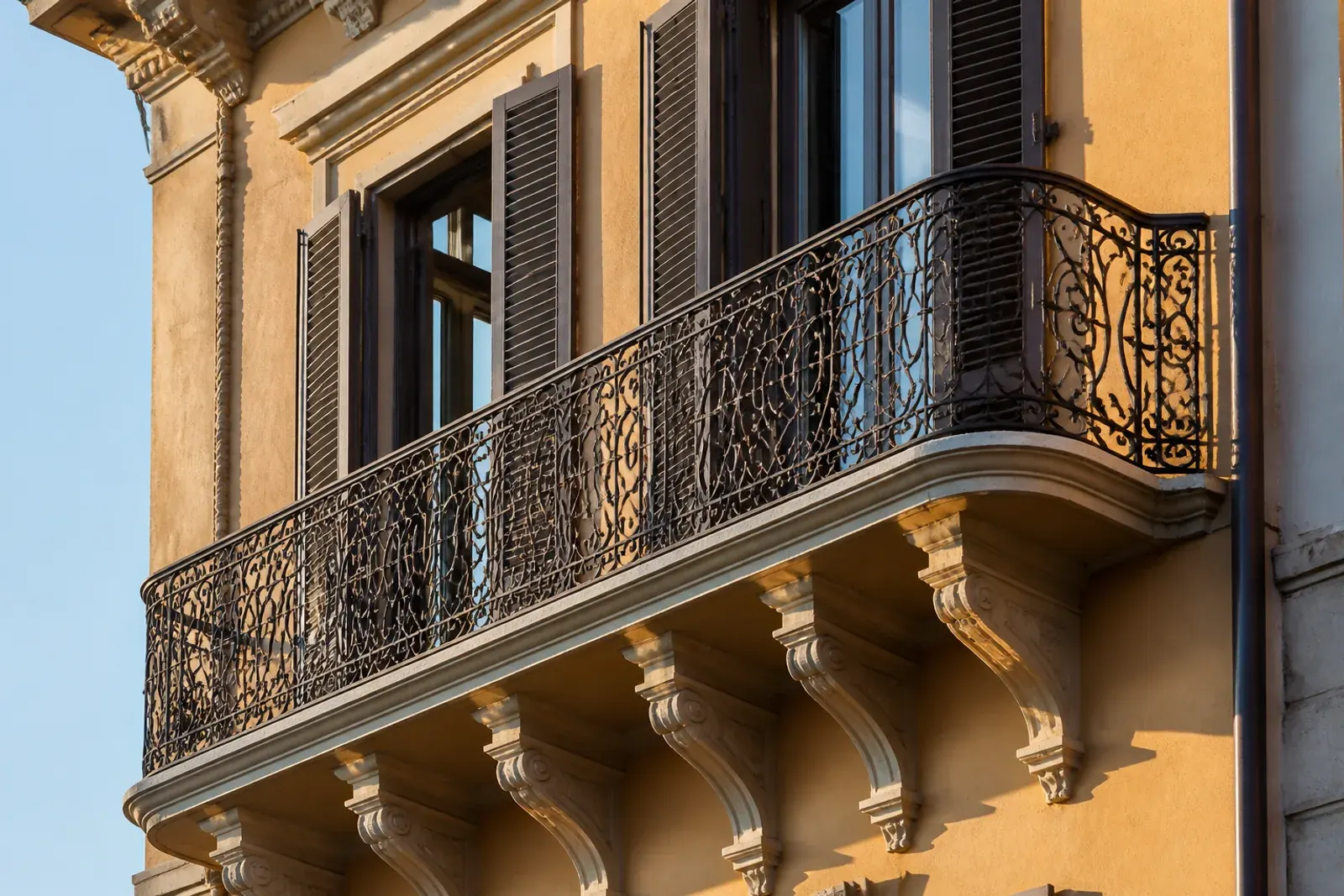 Parapetto in ferro di un balcone storico dopo il restauro
