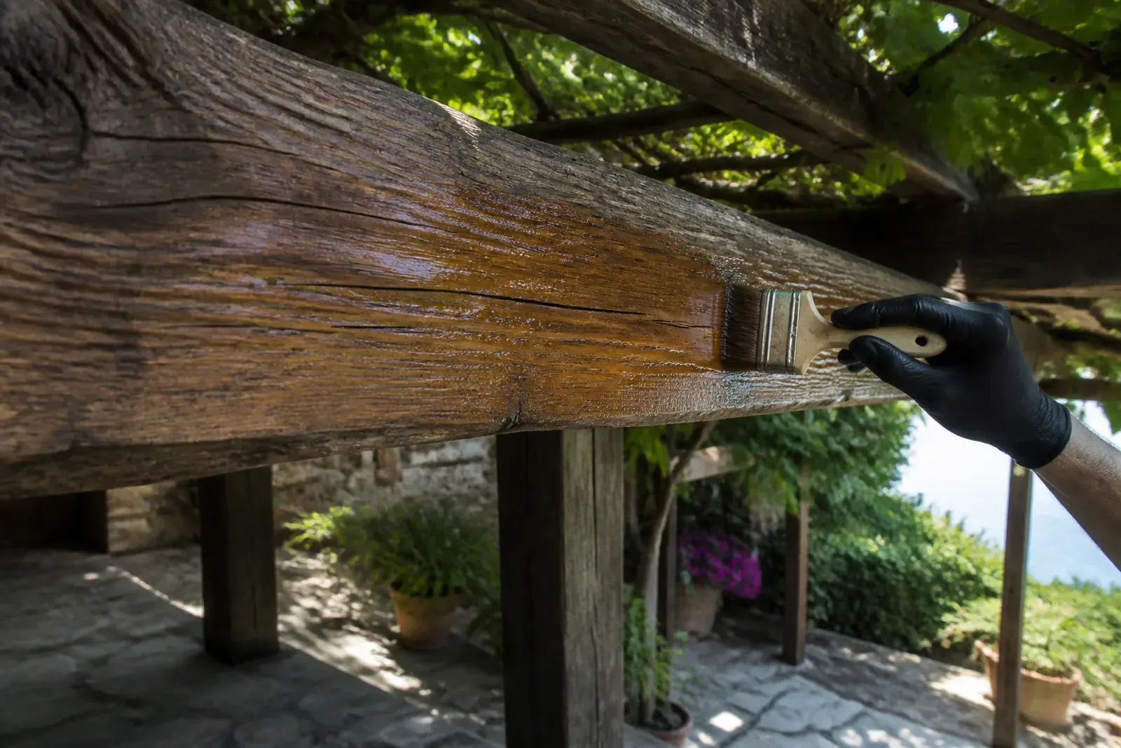 Base di un pilastro in legno di una pergola