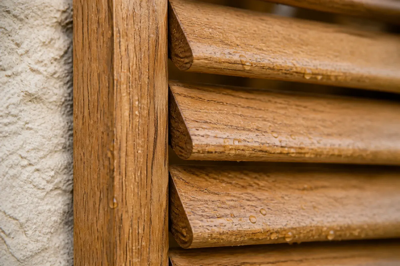 Restauro legno esterno: scuri in rovere con finitura protettiva