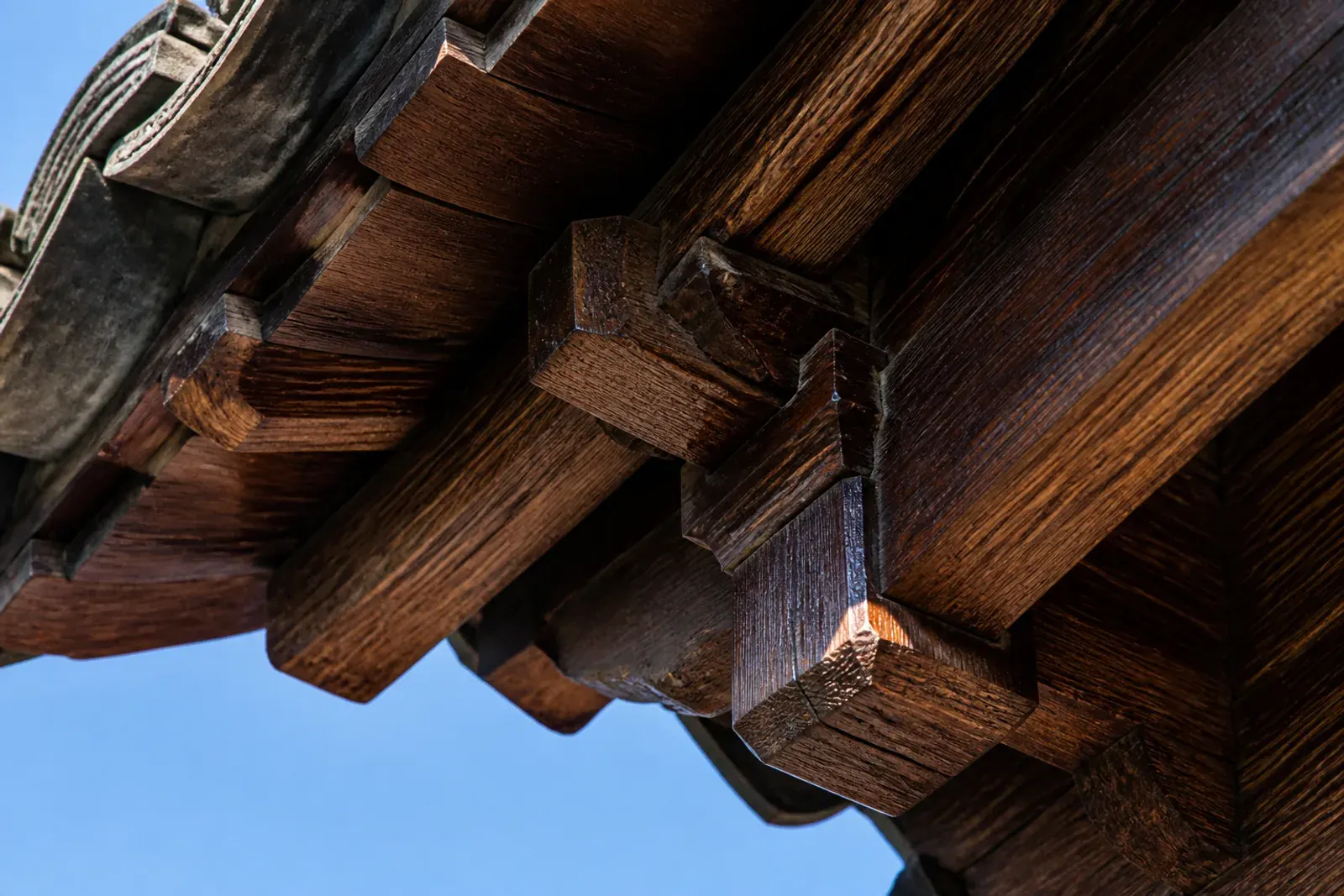 Gronda tradizionale in legno di una casa di montagna