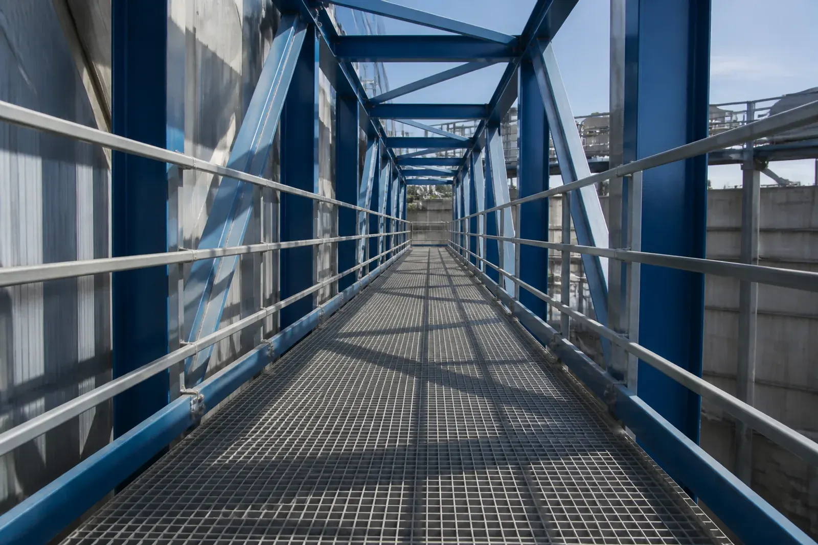 Passerella in acciaio dopo sabbiatura e verniciatura