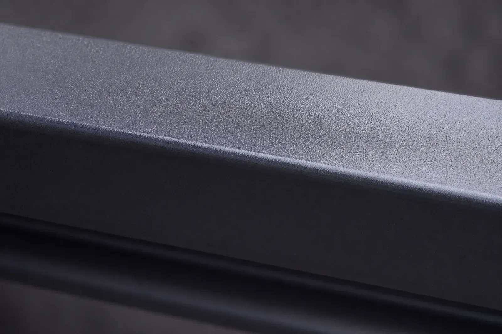 Verniciatura strutture metalliche: finitura grigio antracite vista da vicino