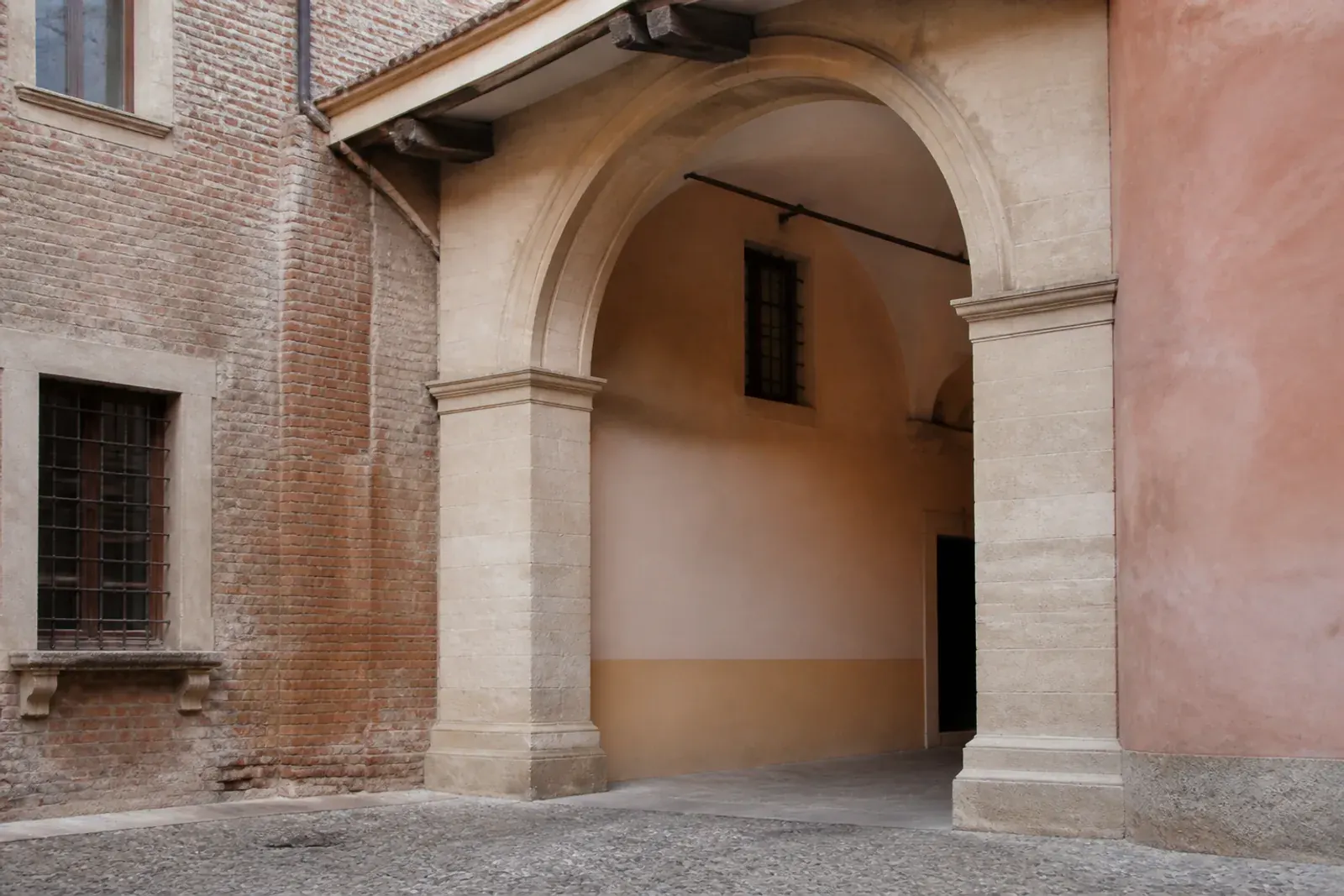 Pulizia della pietra di un edificio storico