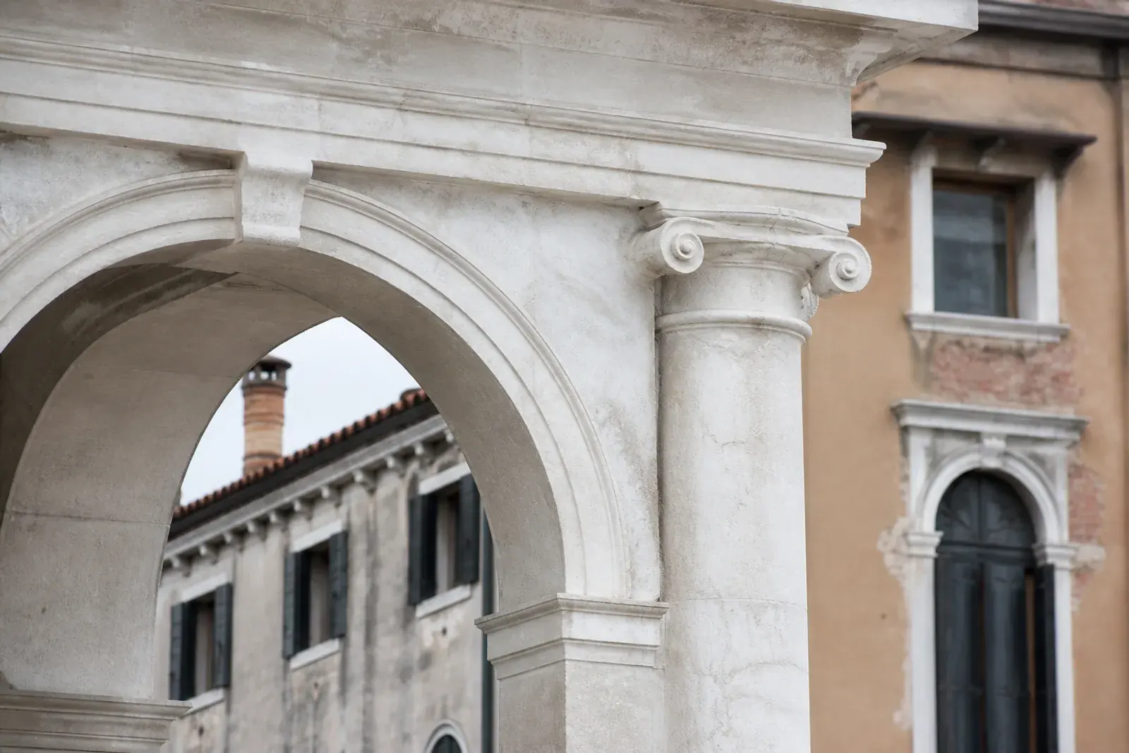 Pulizia della pietra di un edificio storico con sistema a bassa pressione